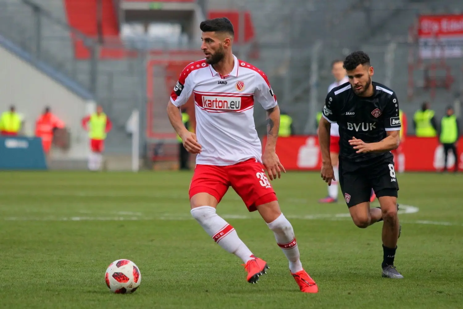 Der Vertrag von Jürgen Gjasula (l.) verlängert sich bei Klassenerhalt.
