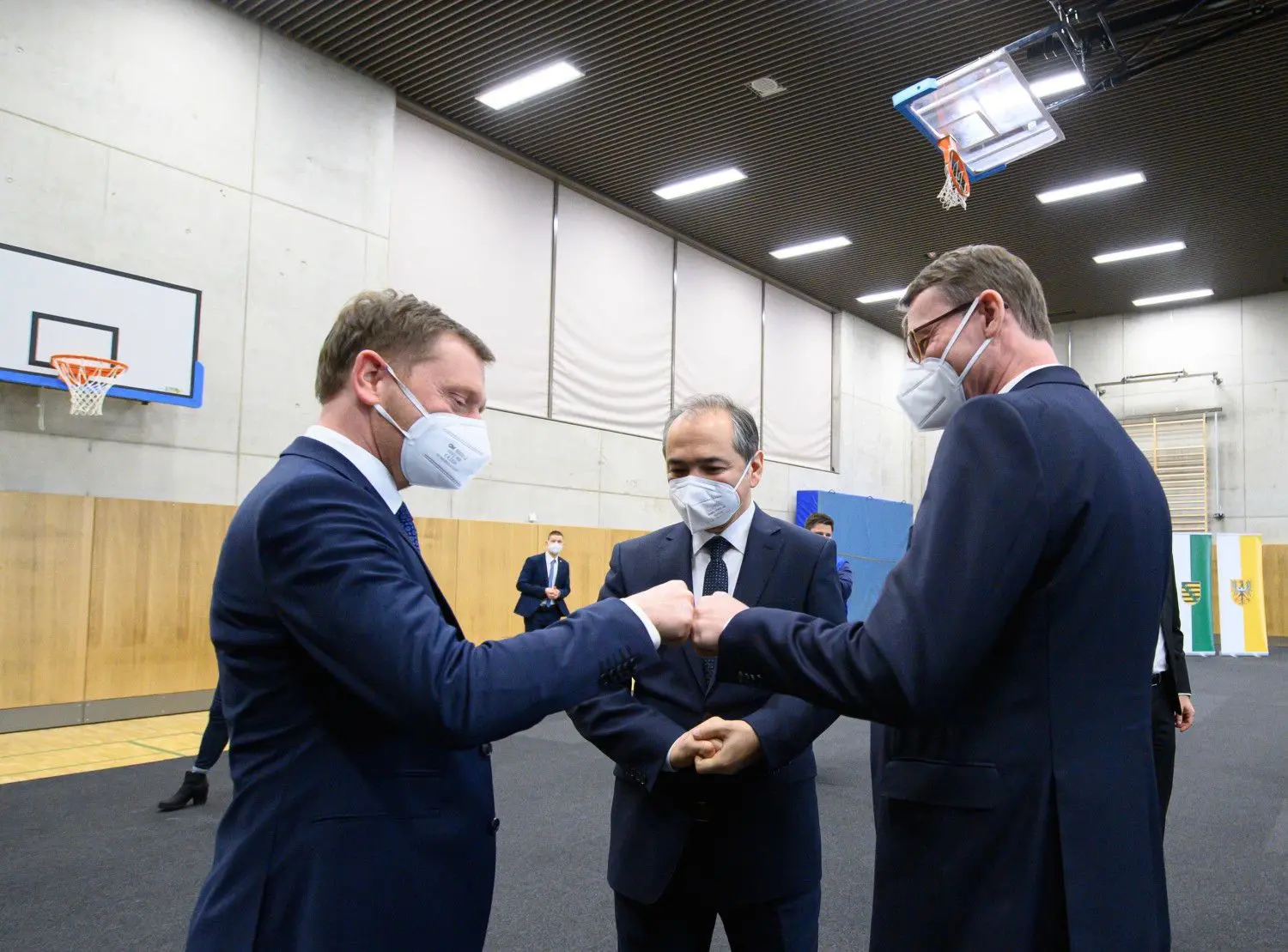 Michael Kretschmer (l.) und Roland Wöller (r., beide CDU) begrüßen sich neben Octavian Ursu (CDU), Oberbürgermeister von Görlitz, sind bei der Sonderkommission Argus der Polizeidirektion Görlitz zu Gast.