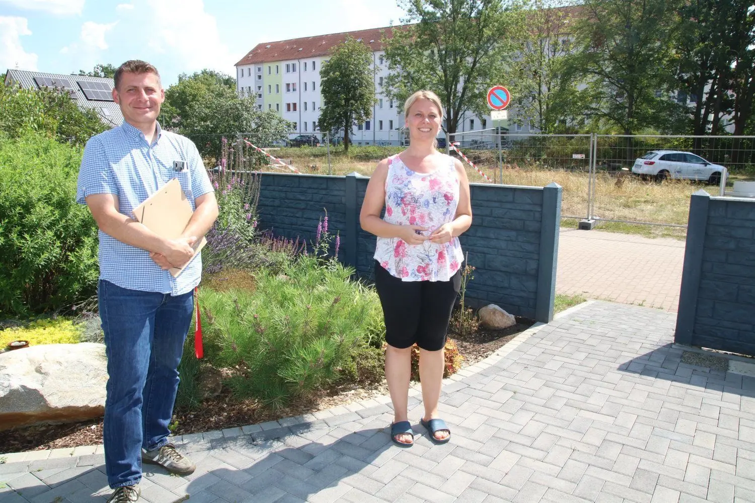 LWG-Projektleiter Sebastian Weber (l.) und Anwohnerin Katja Boldt-Burisch trafen sich zum erklärenden Gespräch.