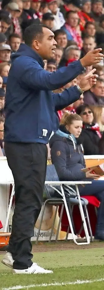 Vragel da Silva (l.) wurde herzlich in Cottbus empfangen. Im Spiel gegen seinen Ex-Club musste der Trainer des FC Oberlausitz Neugersdorf aber anerkennen, dass die Cottbuser aufgrund der individuellen Stärken eine Klasse besser waren.