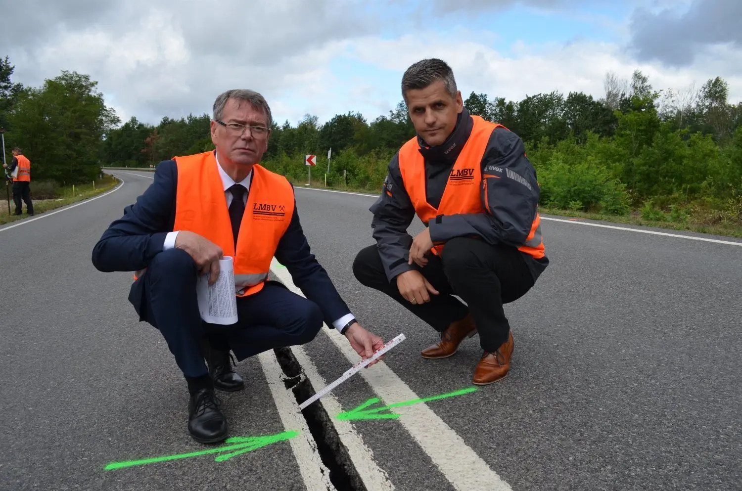 Ende August 2020: LMBV-Sanierungsbereichsleiter Gerd Richter (l.) und Abteilungsleiter Karsten Handro zeigen eine der Schadstellen. Es wird klar: Die B 97 zwischen Hoyerswerda und Schwarze Pumpe bleibt noch einige Monate lang gesperrt.