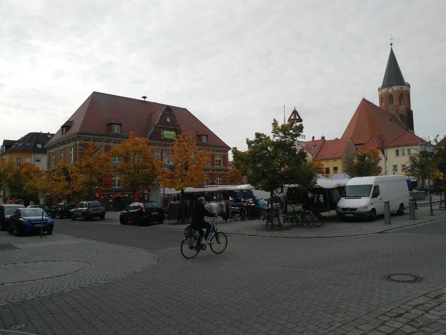 Das Calauer Rathaus (l.) ist seit dem 30. Oktober geschlossen. Die Verwaltungsmitarbeiter befinden sich im homeoffice. Bürger können aber weiterhin telefonisch oder per Mail Kontakt zu den einzelnen Fachbereichen aufnehmen.