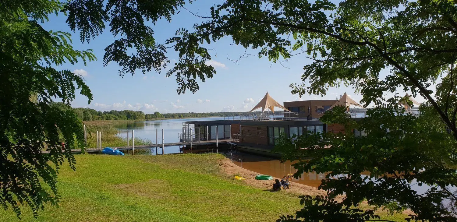 Strandbereich an der bereits bestehenden Steg-Anlage mit vier schwimmenden Häusern am Gräbendorfer See in Laasow. Ein weiterer größerer Steg sollte bereits 2018 gebaut werden.