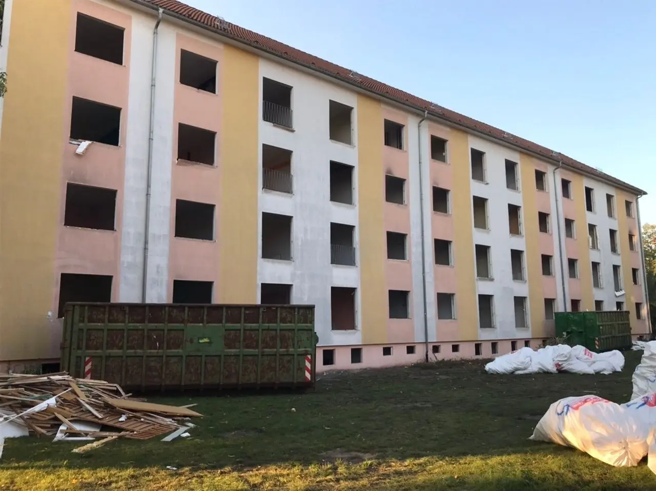 Dieser Wohnblock in der Senftenberger Johannes-R.-Becher-Straße fällt demnächst der Abrissbirne zum Opfer. Insgesamt nimmt die KWG in diesem Jahr 64 Wohnungen vom Markt.
