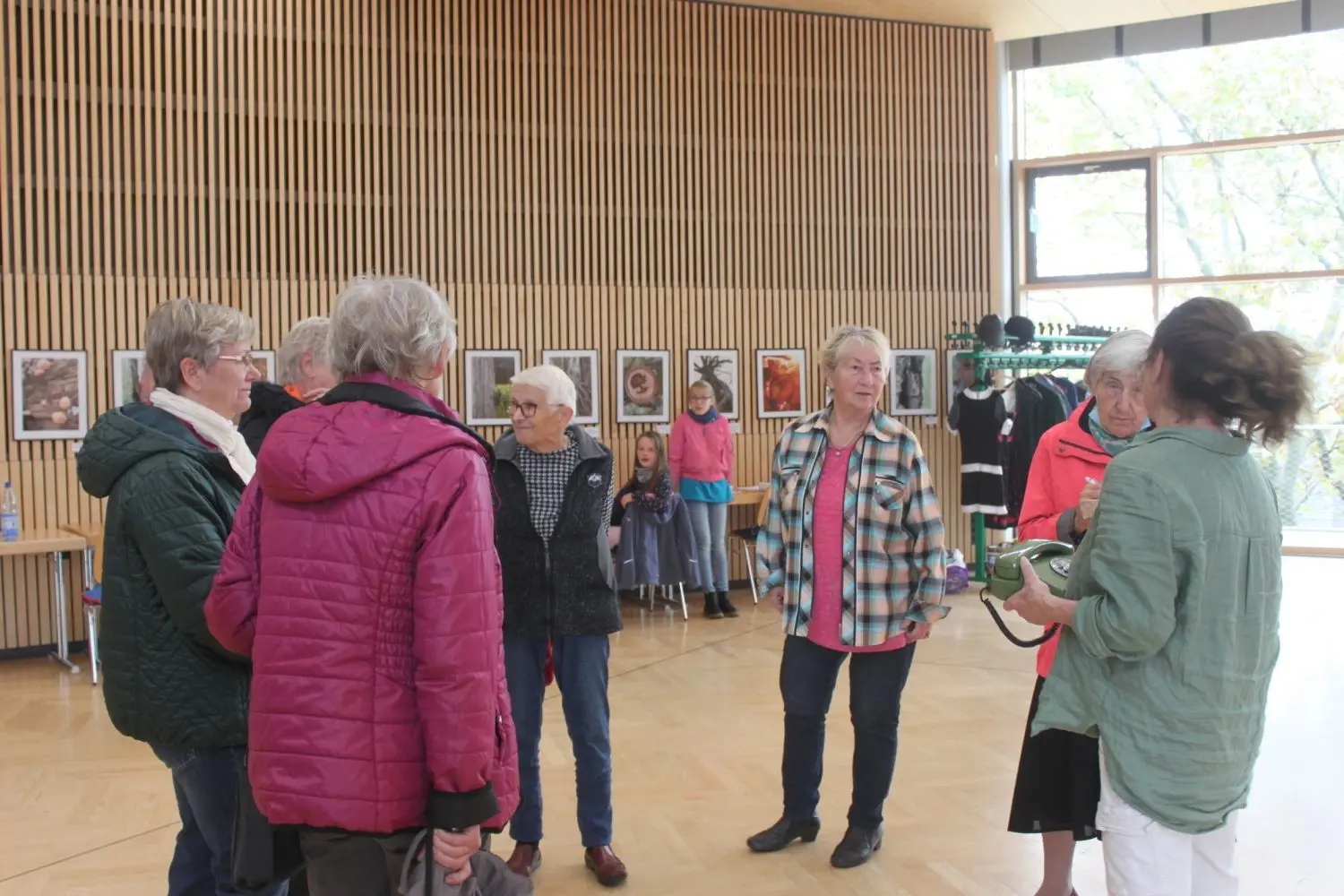 Auch die Seniorinnen helfen mit und wollen ein altes Telefon, alte Koffer, Taschen, Hüte oder Tischdecken zu der Aufführung beisteuern.