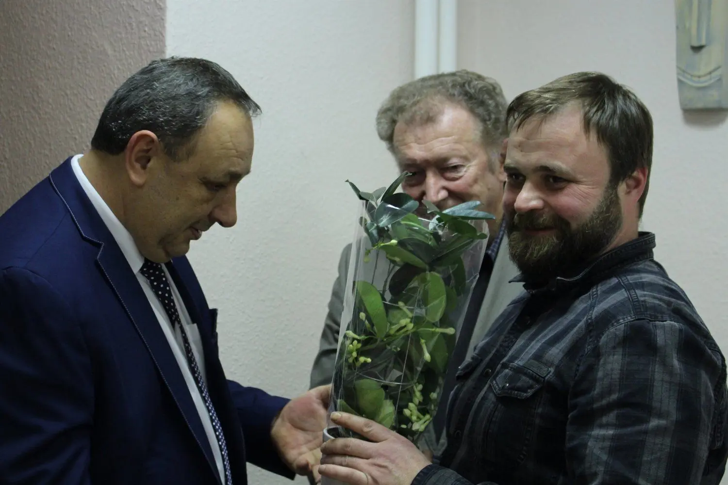 Tristan Mühl (r.) ist aus dem Händeschütteln nicht mehr herausgekommen. Hier gratuliert Mariusz Strojny (l.), Bürgermeister der Partnergemeinde Przewosz (Priebus). Daniel Mosmann (CDU) übersetzt.
