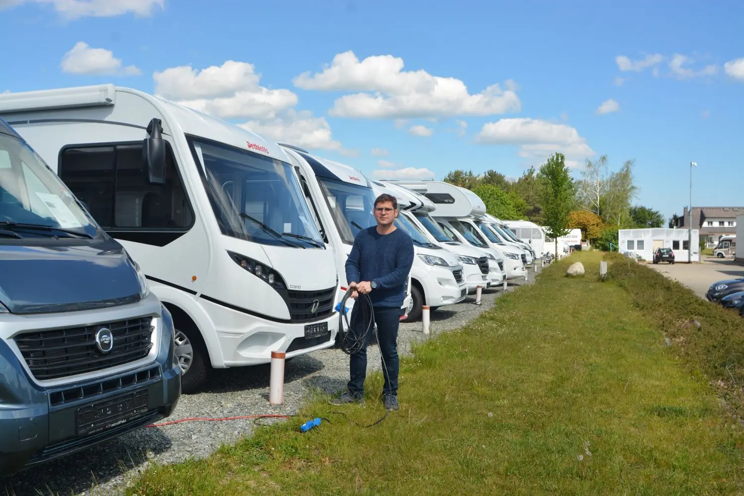 Im Calauer Autohaus Ströhla stehen Reisemobile zum Verkauf bereit, oder um mit diesen auf Tour zu gehen. Vertriebsleiter Thomas Freitag kümmert sich unter anderem um die Einsatzbereitschaft der Reisemobile von verschiedenen Anbietern.