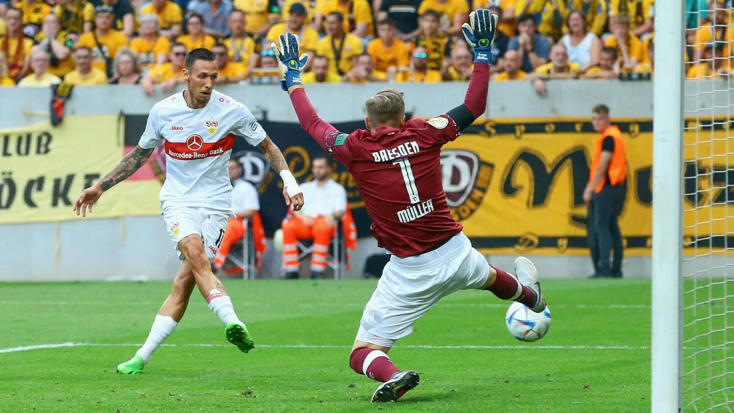 Darko Churlinov (links) erzielt in dieser Szene gegen Dynamo-Torhüter Sven Müller das 1:0 für den VfB Stuttgart.