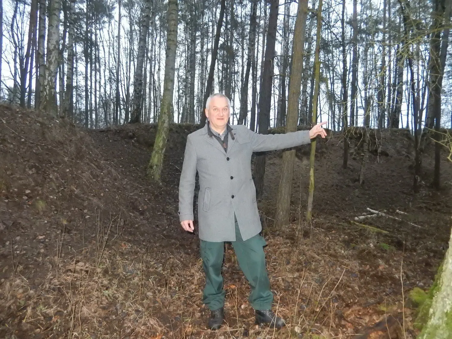 Der ehrenamtliche Bodendenkmalpfleger Christoph Malcherowitz zeigt die Absturzstelle der B 17 im Wald bei Klein Bademeusel.