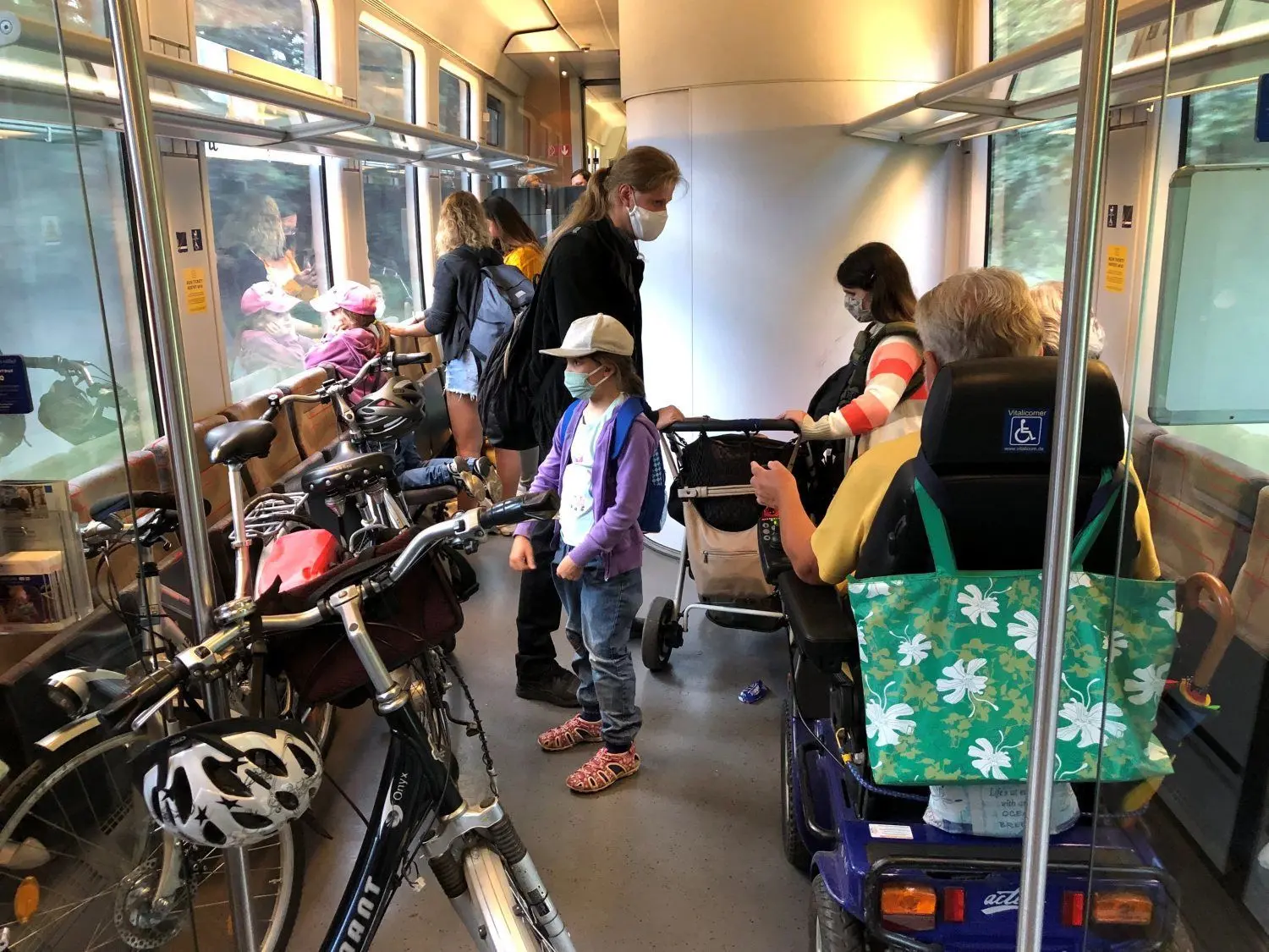 Fahrräder, Kinderwagen und ein Rollstuhl - viele Fahrgäste wünschen sich einen zusätzlichen Waggon, damit auch jeder einen Sitzplatz bekommt.