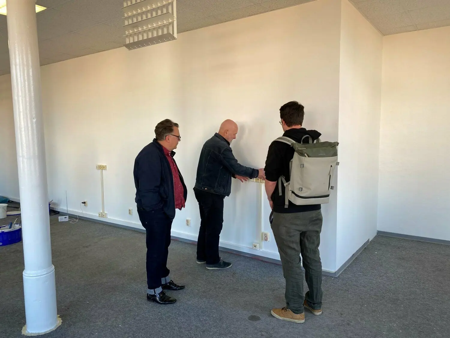 Die Ausstellungsmacher Sven Krüger, Jörg Sperling und Heiko Straehler-Pohl (v.l.) begutachten die Räume in der Fabrik.