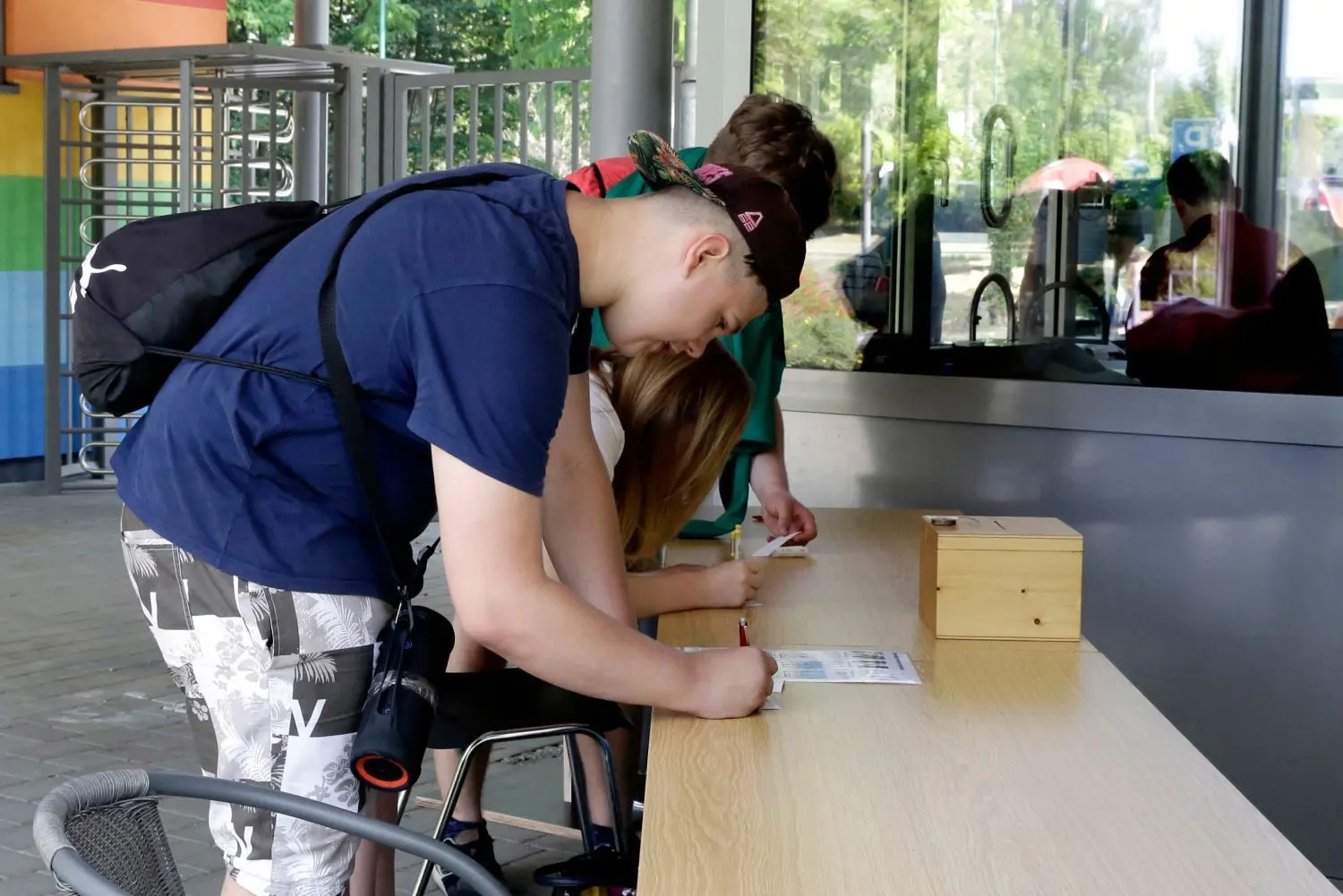 Nach dem Einlass gilt: Kontaktdaten aufschreiben und Zettel in die Holzkiste stecken. Nach vier Wochen werden sie vernichtet.