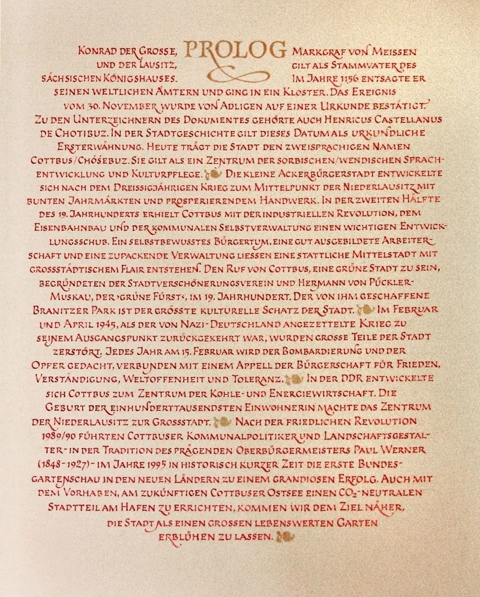 Den Prolog für das Goldene Buch der Stadt Cottbus hat der Historiker Dr. Peter Lewandrowski formuliert. Auf das Büttenpapier übertragen hat den Text der Grafiker Rudolf Sittner.