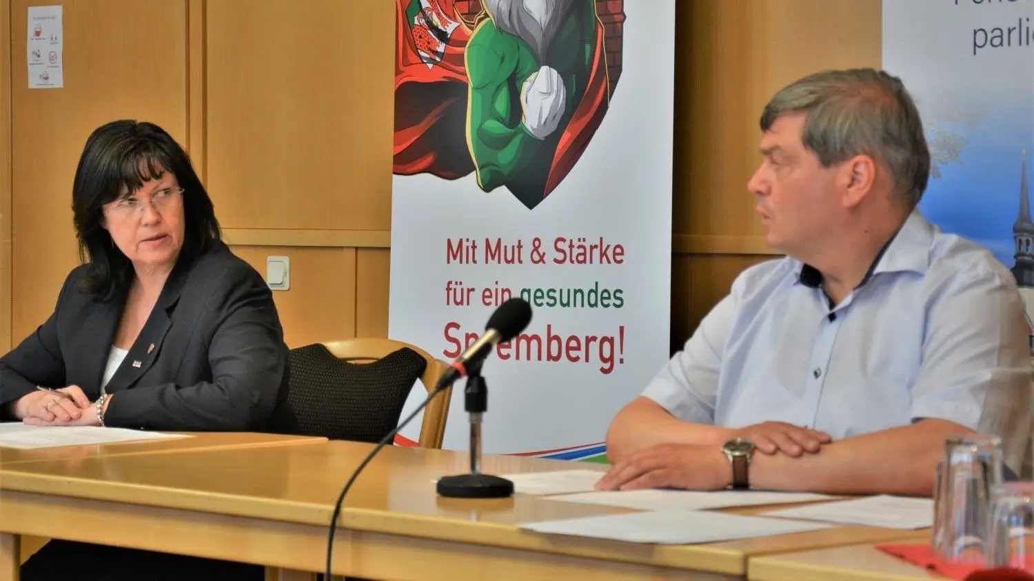 Sprembergs Bürgermeisterin Christine Herntier (parteilos) und Stadtsprecher Alexander Adam verkündeten nicht ohne Stolz, dass der Stadt eine Lieferung von 5000 Impfdosen vom Landkreis zugesagt wurde.