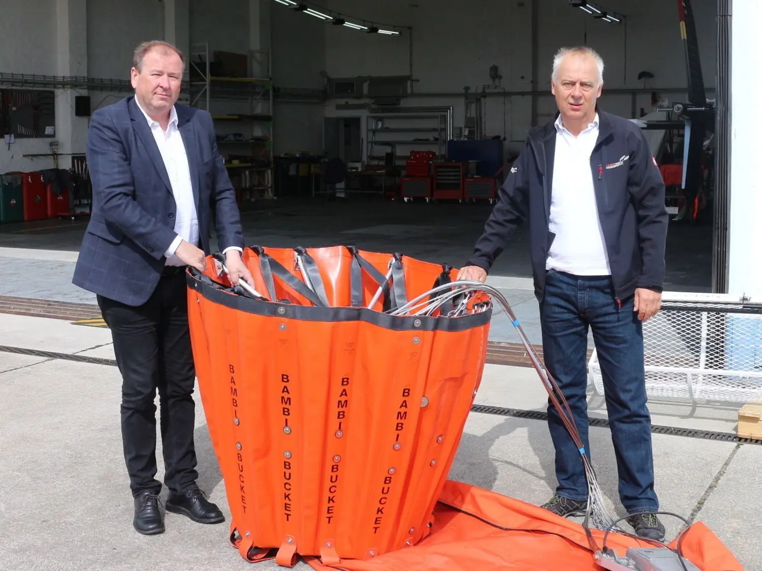 Fliegende Feuerlöscher aus der Lausitz helfen, Wälder in Schweden vor den Flammen zu retten.