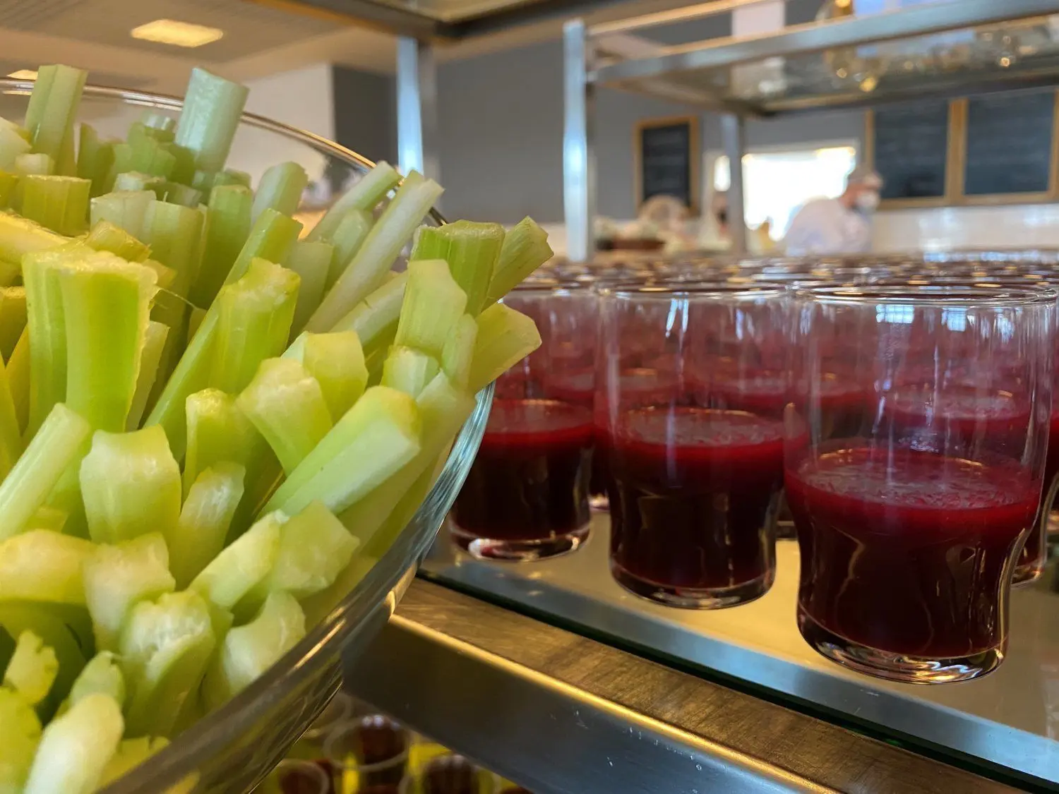 Der Rote-Beete-Smoothie, der mit grünen Stangen des Staudenselleries und frisch geriebenem Merrettich serviert wurde, kommt auch bei den Mitarbeitern des Carl-Thiem-Klinikums an.