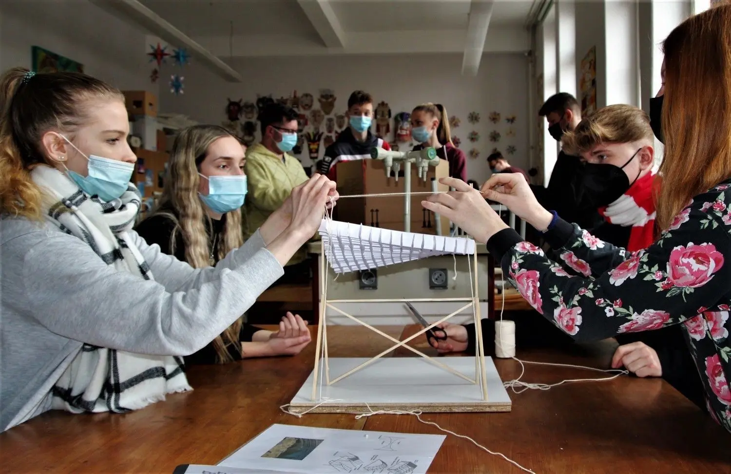 Stadiondächer haben die Zehntklässler der Spremberger Oberschule gebaut. Die Dach-Modelle müssen ein Gewicht von 250 Gramm tragen können.