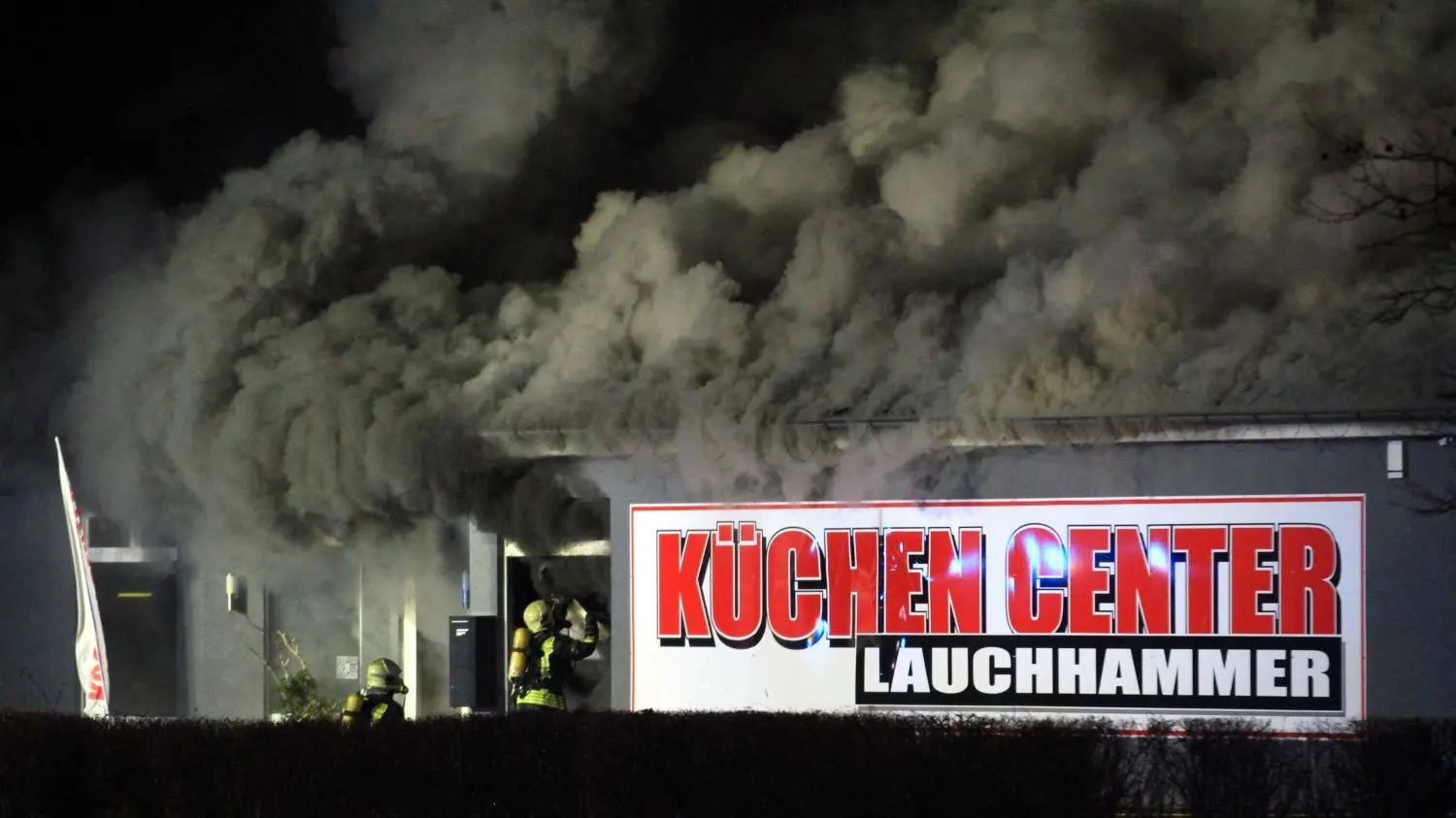 Dicker schwarzer Qualm quillt aus dem Küchencenter am Marktkauf in Lauchhammer. Das Küchenstudio ist bei einem Vollbrand komplett niedergebrannt.
