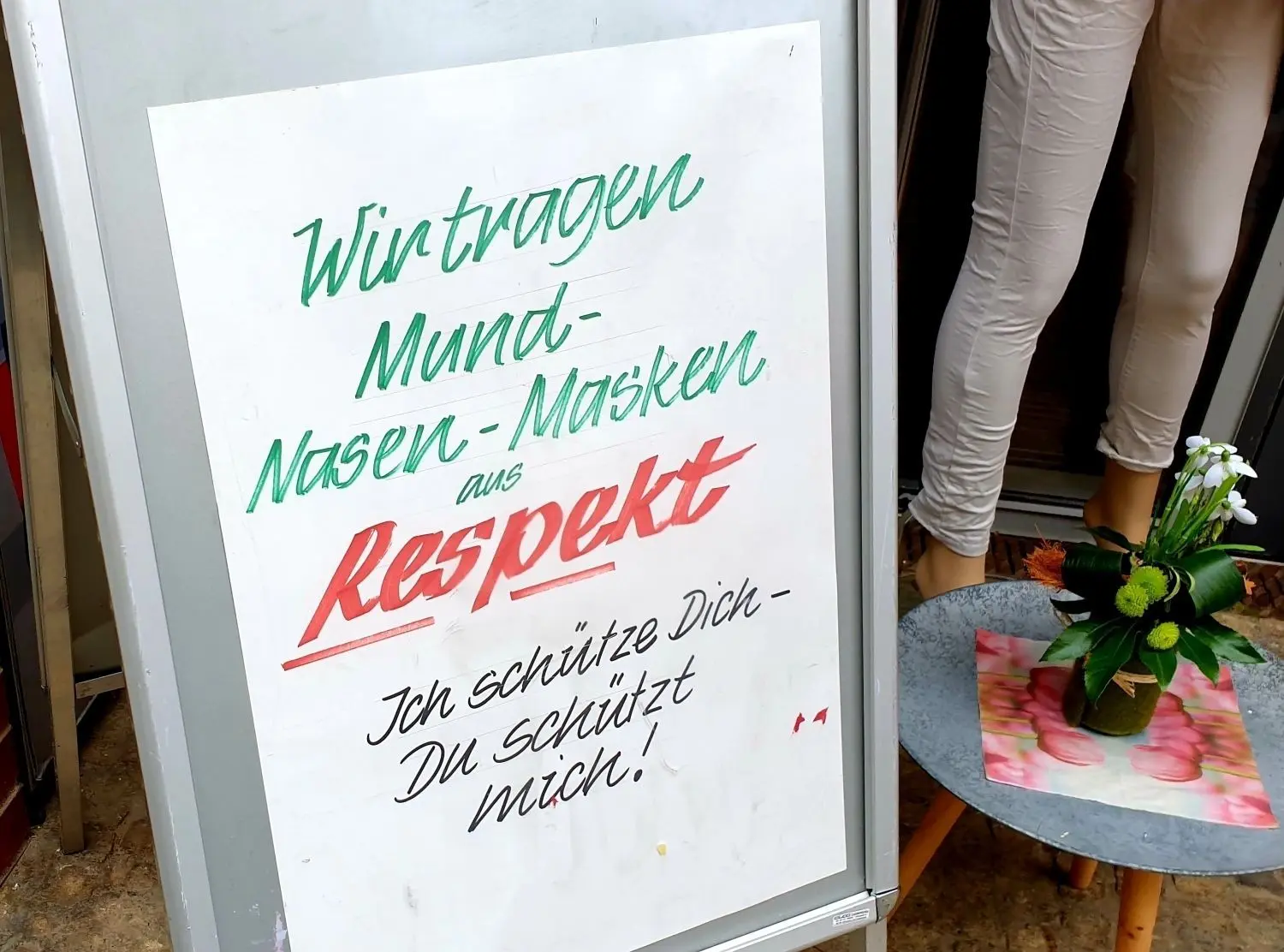 Die Mehrheit der Senftenberger hält sich an die geltende Maskenpflicht im Einzelhandel und ÖPNV. Regelmäßige Kontrollen von Mitarbeitern der Stadt sorgen dafür, dass das auch weiterhin so bleibt.