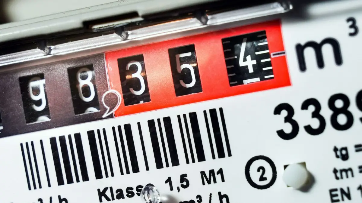 Die Stadtwerke Forst haben Schätzungen für den Strom- und Gaspreis im kommenden Jahr vorgelegt. Für manche Kunden könnte es erheblich teurer werden.
Zaehlwerk eines Gaszaehlers in einem Privathaus (Foto vom 22.12.2021). Die Bundesregierung will den hohen Energiekosten mit einer Gaspreisbremse begegnen und dafuer 200 Milliarden Euro neue Schulden aufnehmen. Bundeskanzler Olaf Scholz (SPD) sagte am Donnerstag in Berlin, es sei ein "Abwehrschirm" geplant, gespeist aus einem Wirtschafts- und Stabilisierungsfonds, der mit 200 Milliarden Euro aus Krediten ausgestattet werden soll. Die zunaechst geplante Gasumlage soll dafuer doch nicht kommen. "Sie wird nicht mehr gebraucht", sagte Scholz. (Siehe epd-Meldung vom 2022)