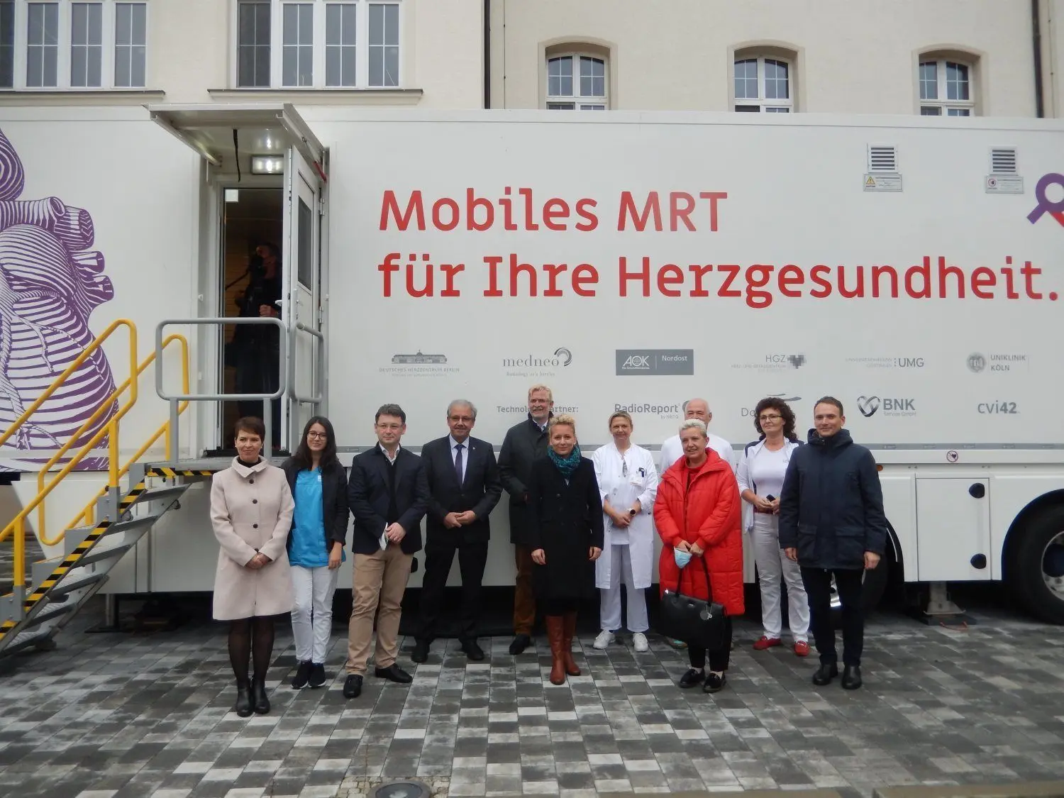 Zur Einweihung des mobilen MRT-Gerätes kamen auch Harald Altekrüger (CDU), Landrat von Spree-Neiße (4.v.l.), und Simone Taubenek (parteilos), Bürgermeisterin von Forst (4.v.r.).