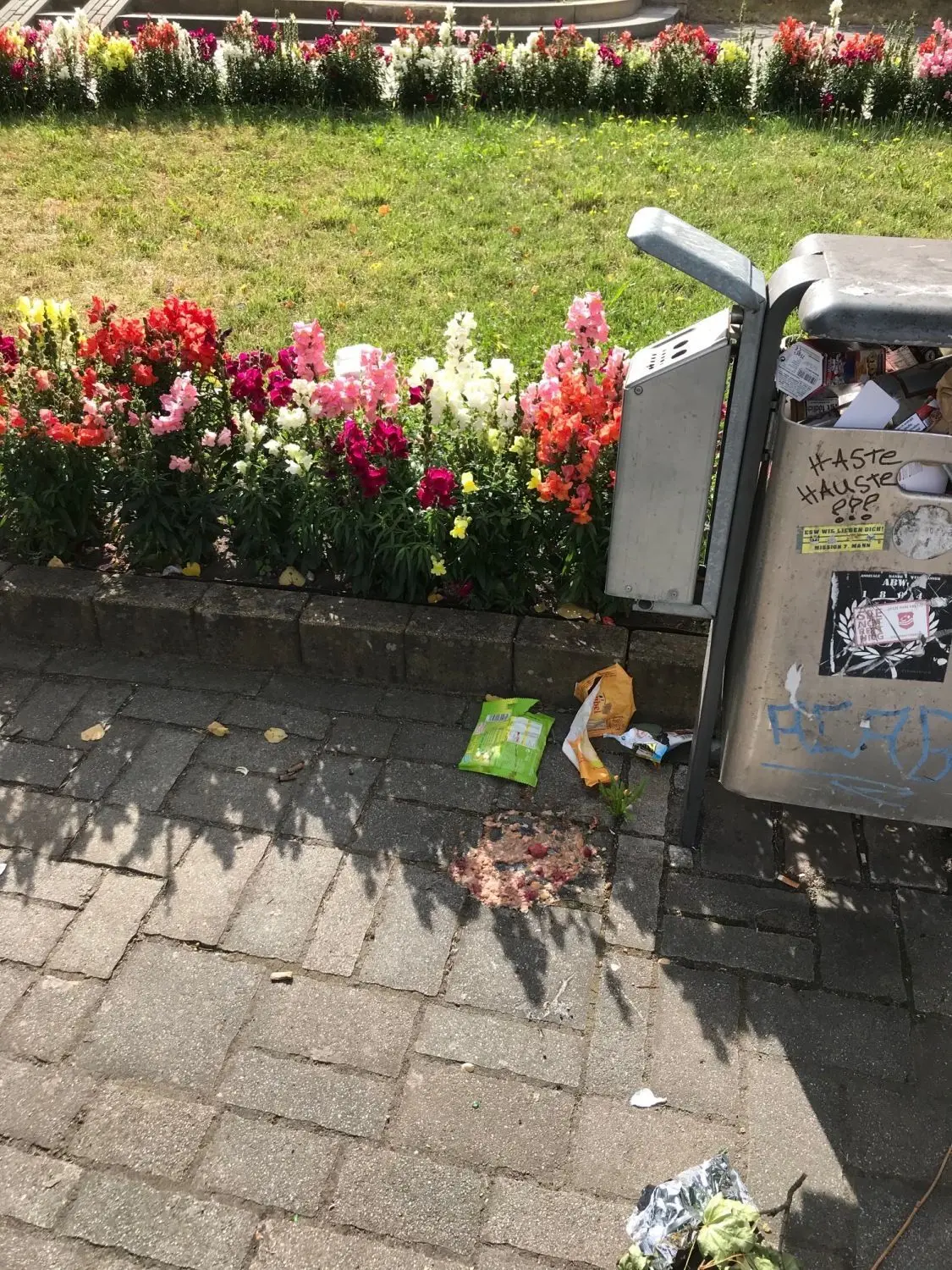 Was nicht mehr in den Mülleimer passt, wird daneben fallen gelassen. Auch Erbrochenes findet sich rund um den Springbrunnen am Boulevard.