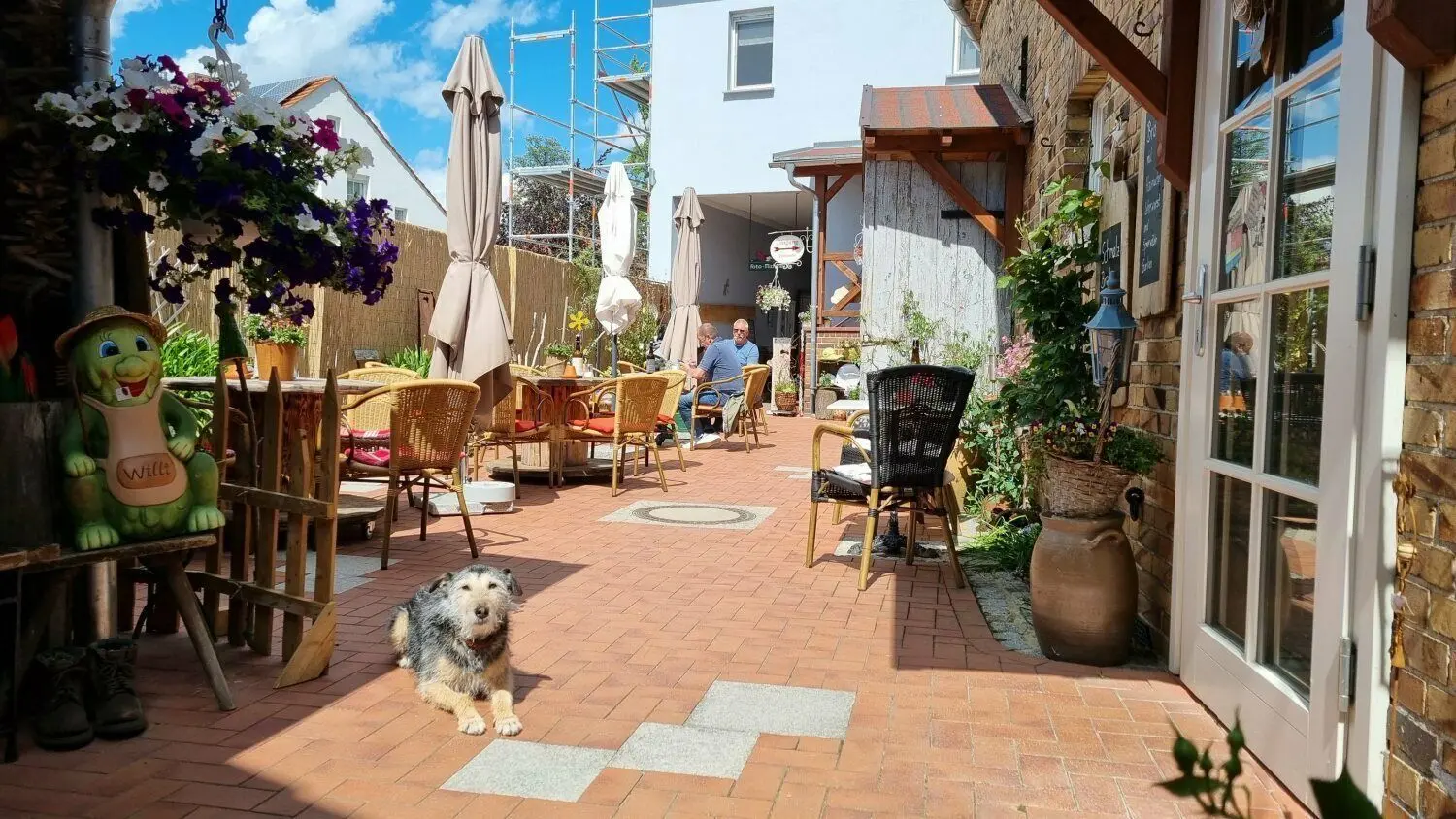 Innenhof des Hofladencafes in der Dammstraße in Lübbenau. Im Roman eine scheinbare Idylle.