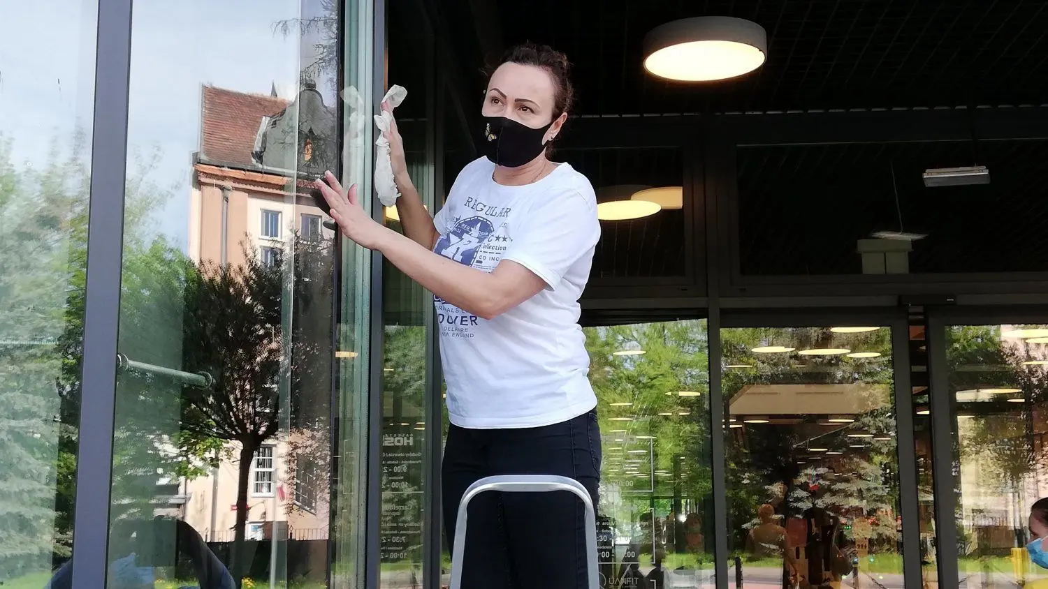 Fenster putzen mangels Kundschaft. Am 15. Mai darf in Polen die Gastronomie wieder öffnen, aber nur im Außenbereich. Monika, Mitarbeiterin vom Café Lizz in der Einkaufsgalerie Hosso, bereitet das Café vor für die Öffnung am Samstag.