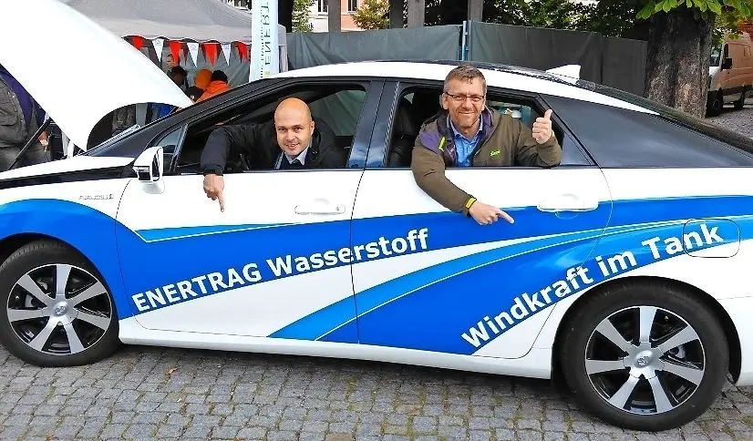 Mit einem alternativen Antrieb sind Guido Filipov und Andrej Oehlert von Enertrag gekommen. Das Unternehmen will in Elbe-Elster Wasserstoff produzieren.