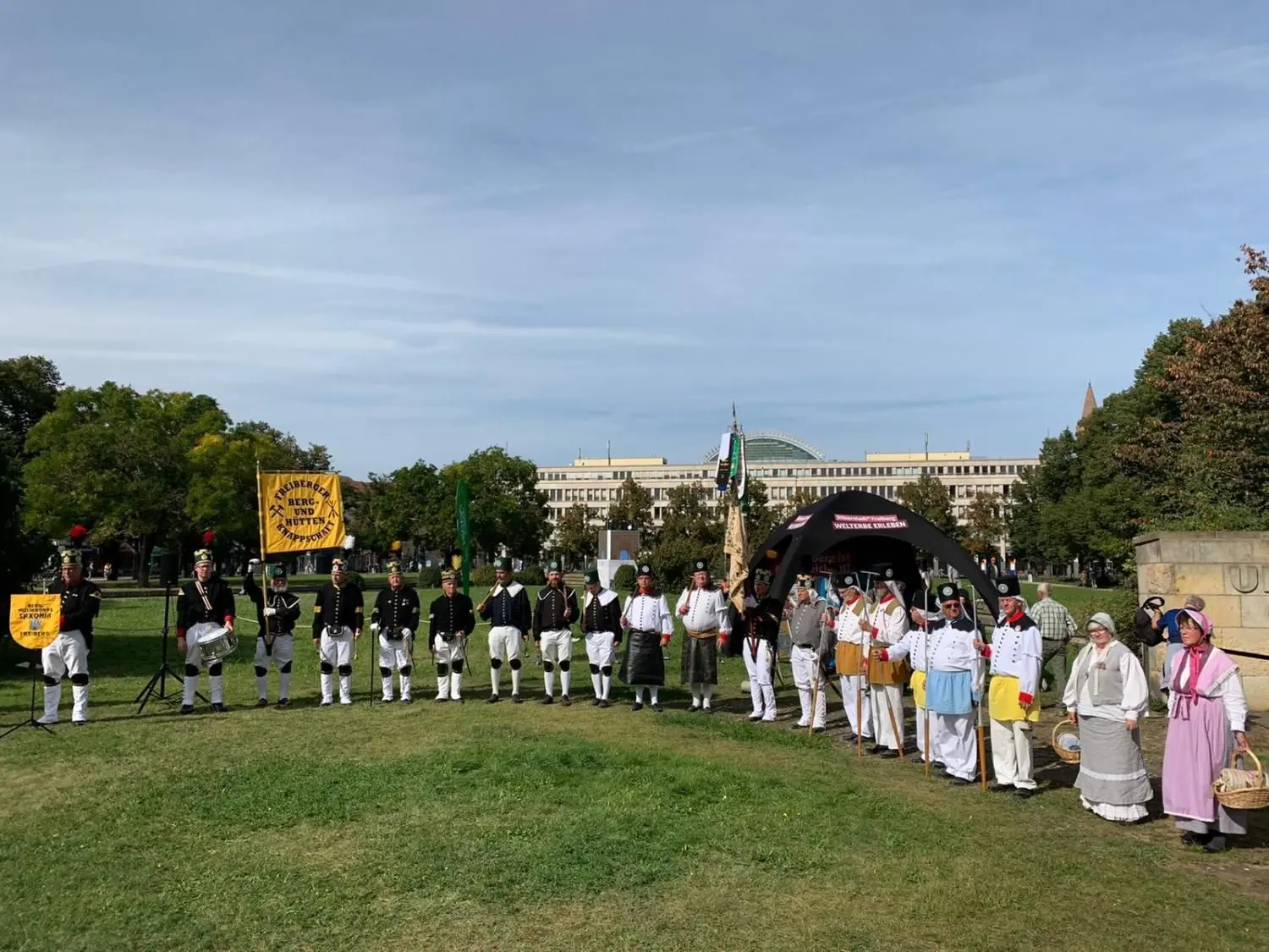 Bergleute aus Sachsen in traditionellen Uniformen und Trachten:beim Ländertag Sachsen der mehrwöchigen zentralen Einheitsfeier zum Tag der Deutschen Einheit in Potsdam.