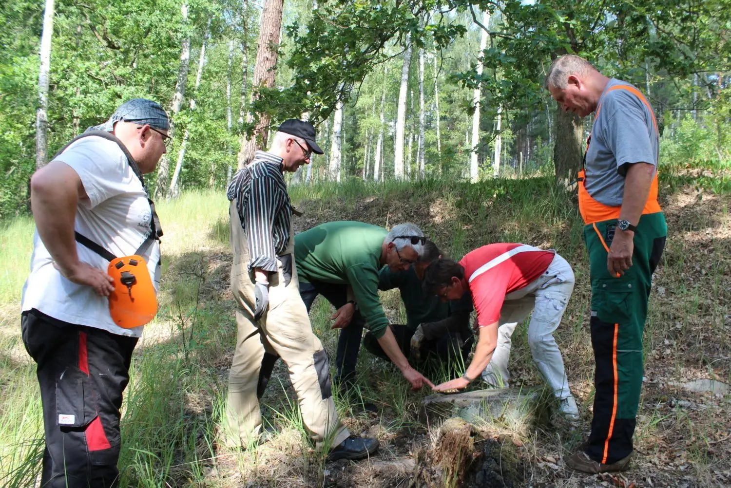 Das untere Fragment des Gedenksteins wird geborgen.