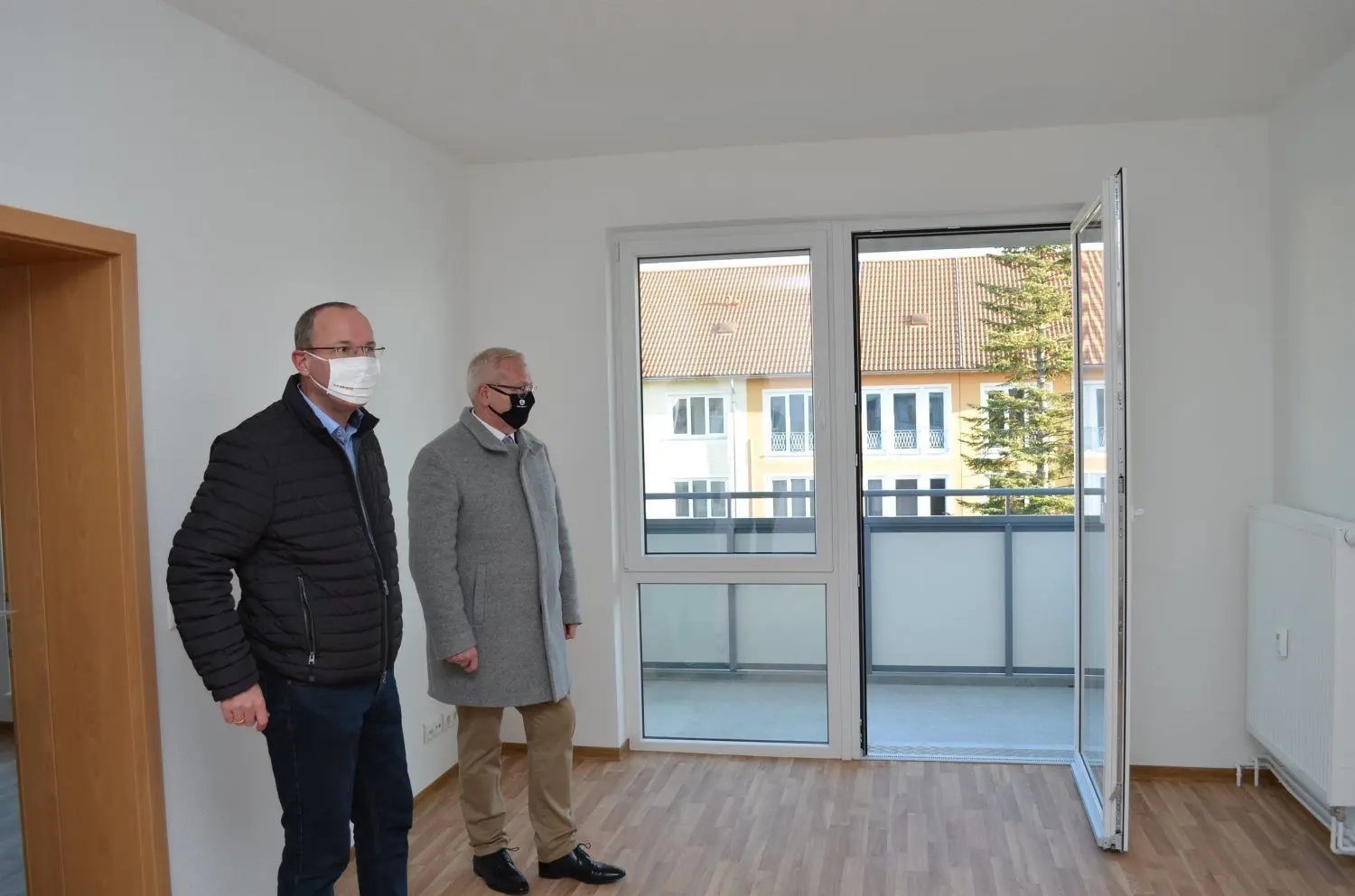 Die Hälfte der 48 Wohnungen ist barrierefrei umgebaut worden, die andere Hälfte barrierearm. Steffen Markgraf und Torsten Ruban-Zeh (r.) schauen sich eine Zwei-Raum-Wohnung an.