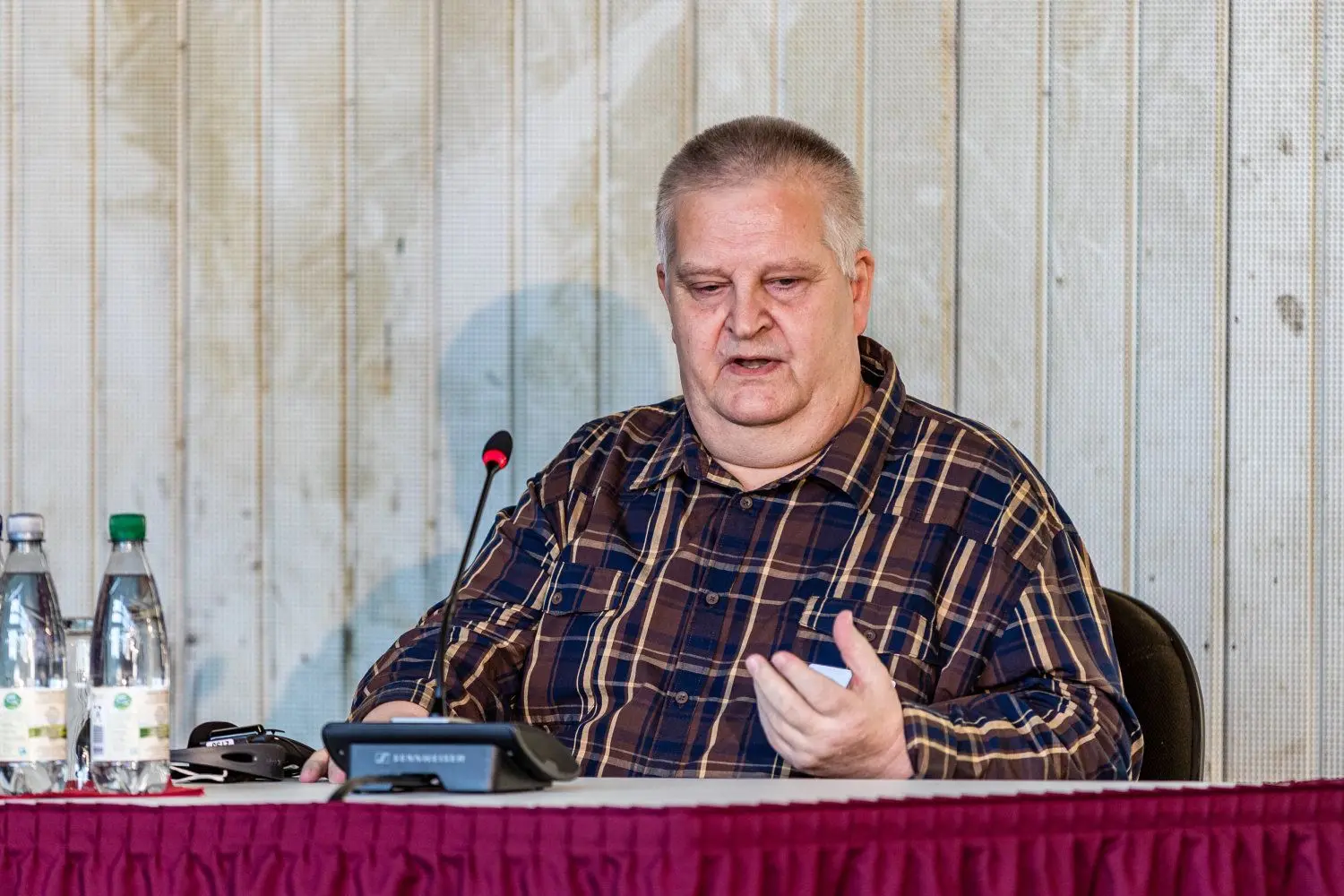 Klaus-Peter Simon (66) hat bei seinem Fluchtversuch einen Grenzalarm ausgelöst und wurde geschnappt und verurteilt. Er musste als Häftling im VEB Metallwaren Naumburg Zwangsarbeit leisten. Möbelrollen für Stühle und Türgriffe für Kaufhäuser hat er im Akkord aufbereiten müssen. Dabei wurde für das Reinigen der Teile auch Trichlorethylen als Lösungsmittel eingesetzt, das gesundheitsschädlich ist. Denn Arbeitsschutz gab es im Knast-Job nicht.