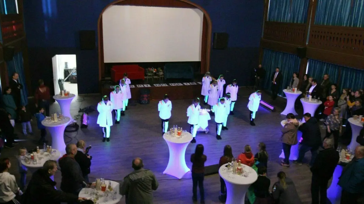 Das Lausitzer Eck in Rietschen kann vieles: Es ist Kino- und Veranstaltungssaal, bietet Platz für Ratssitzungen und Workshops.
Die Funken von Rietschener Karnevalsclub unter Leitung von Doreen Holz haben den neuen Namen des Hauses präsentiert.