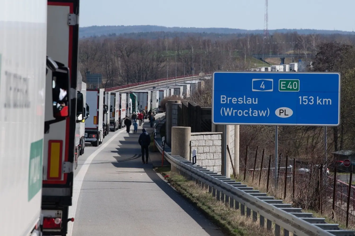 Zahlreiche LKWs stehen auf der Autobahn 4 an der polnische Grenze im Stau. Bis auf 40 Kilometer hat sich der Stau ausgedehnt.