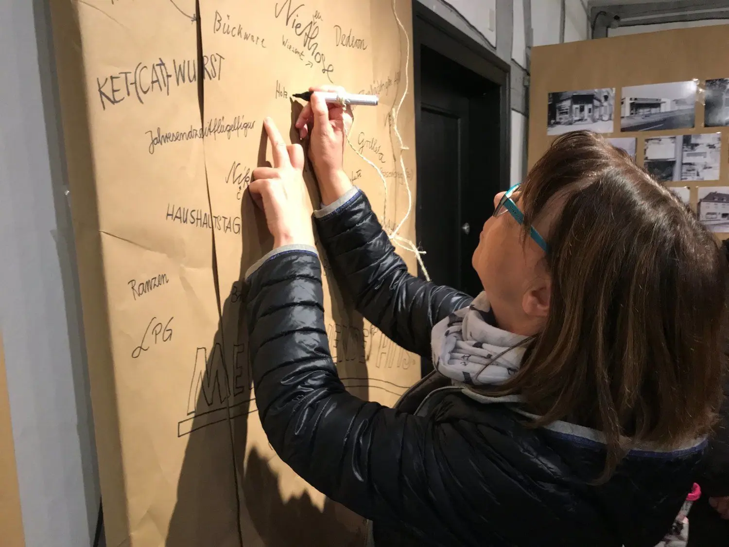 Cornelia Tolzmann nimmt die Chance war und schreibt selbst ein Stück an der Ausstellung mit.