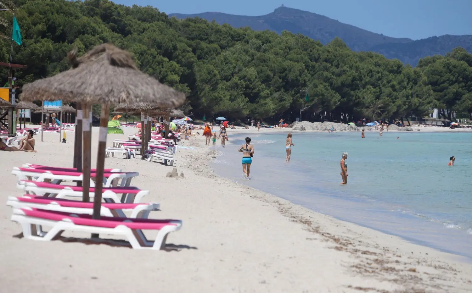 Türkisblaues Meer, weißer Strand: Mallorca liefert im Norden der Insel am Strand de Muro beste Urlaubsfotos.
