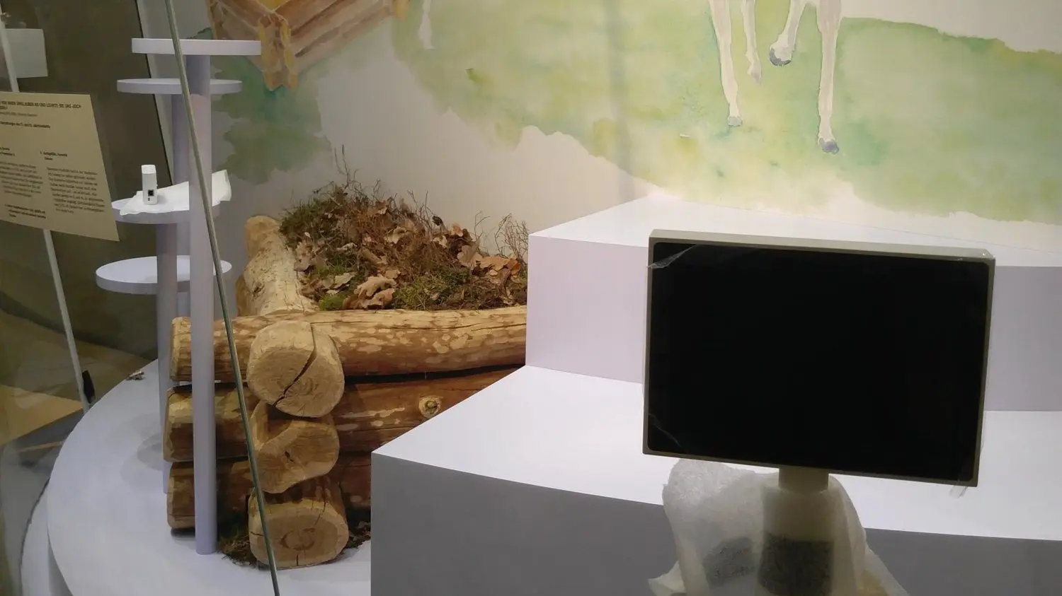 Die neuen Vitrinen in der Slawenburg Raddusch werden derzeit einem Dichtigkeitstest unterzogen. Vor den Vitrinen stehen interaktive Medien mit einem Touch-Screen, womit sich die Besucher künftig auch digital durch die Ausstellung leiten lassen können.
