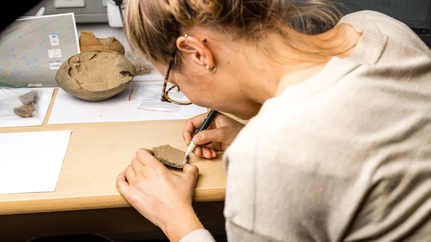 „Die Leute denken immer, dass Archäologen so wie Indiana Jones sind und nur Schätze und Gold suchen“, sagt Virginia Trinco. Aber es gehört auch Büroarbeit und Inventur zur Arbeit.