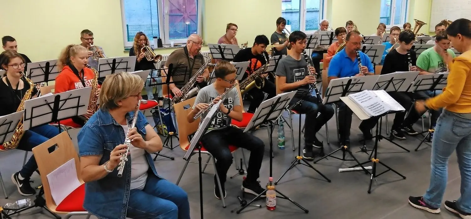 Das Jugendblasorchester der Bergarbeiter Plessa, verstärkt durch langjährige Musiker, probt vor der Brasilienreise noch einmal gemeinsam.