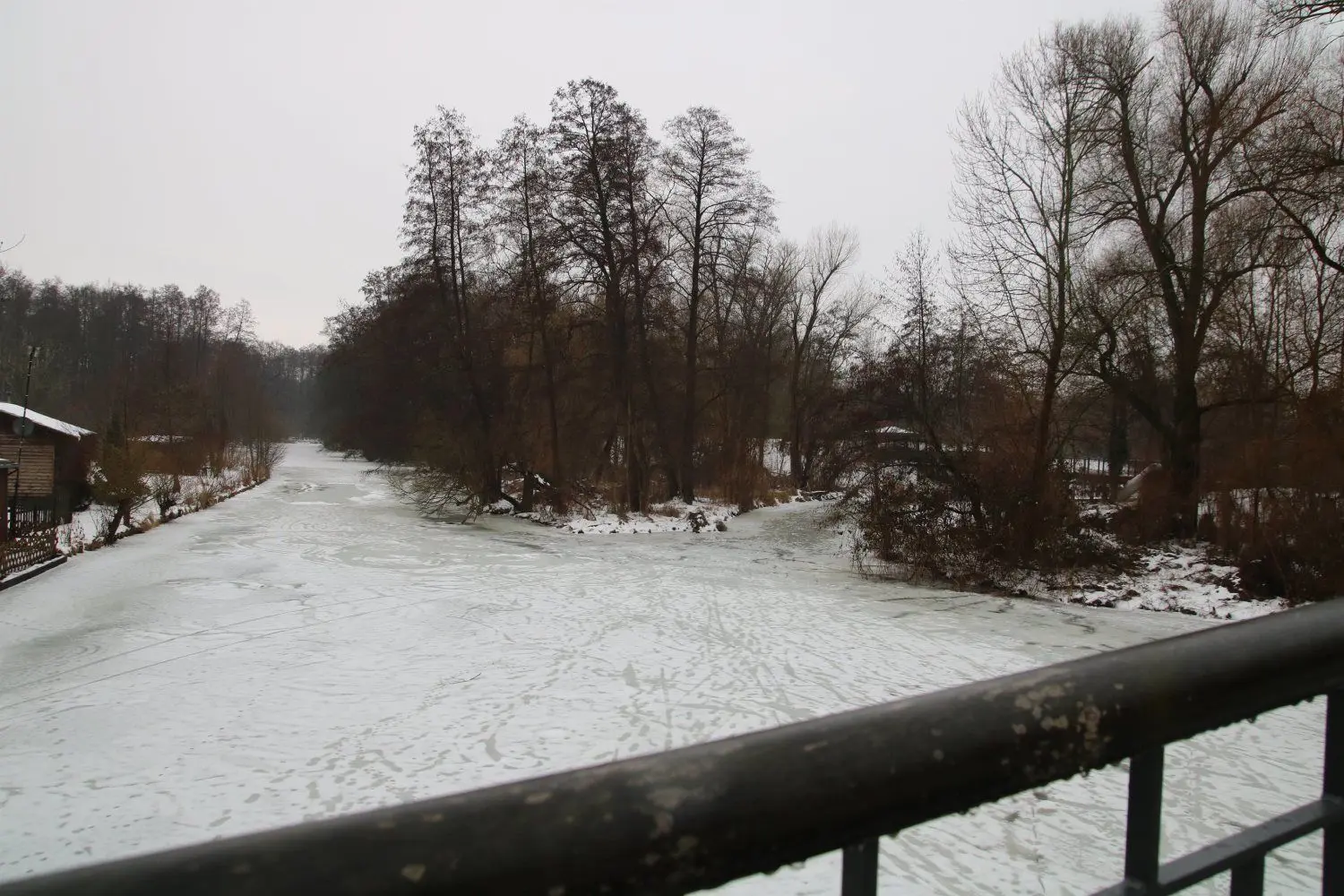 Temperaturen über null Grad lassen das Eis auf den Fließen in Lübben weich werden.
