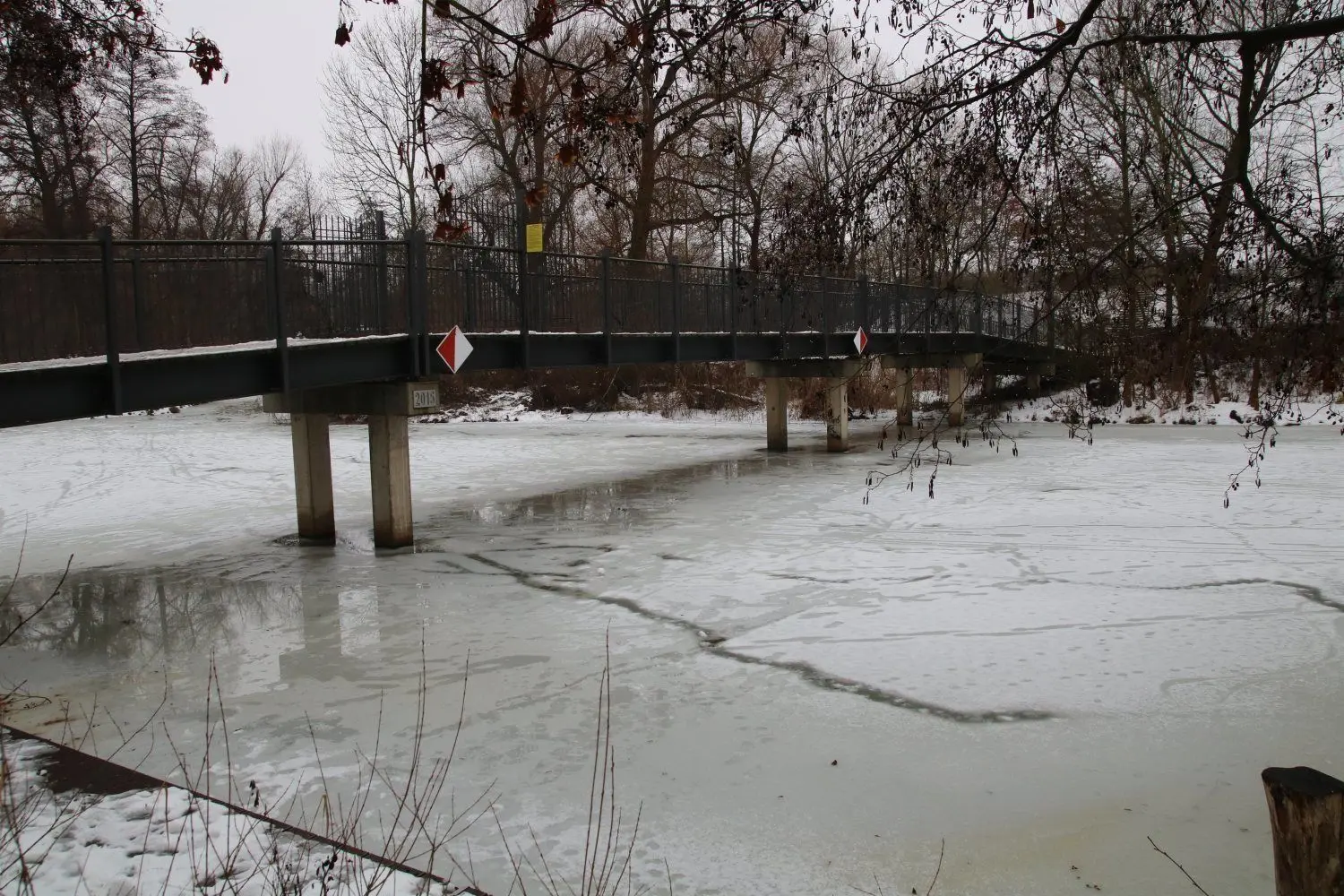 Sichtbar werden Risse, wenn das Eis schmilzt.