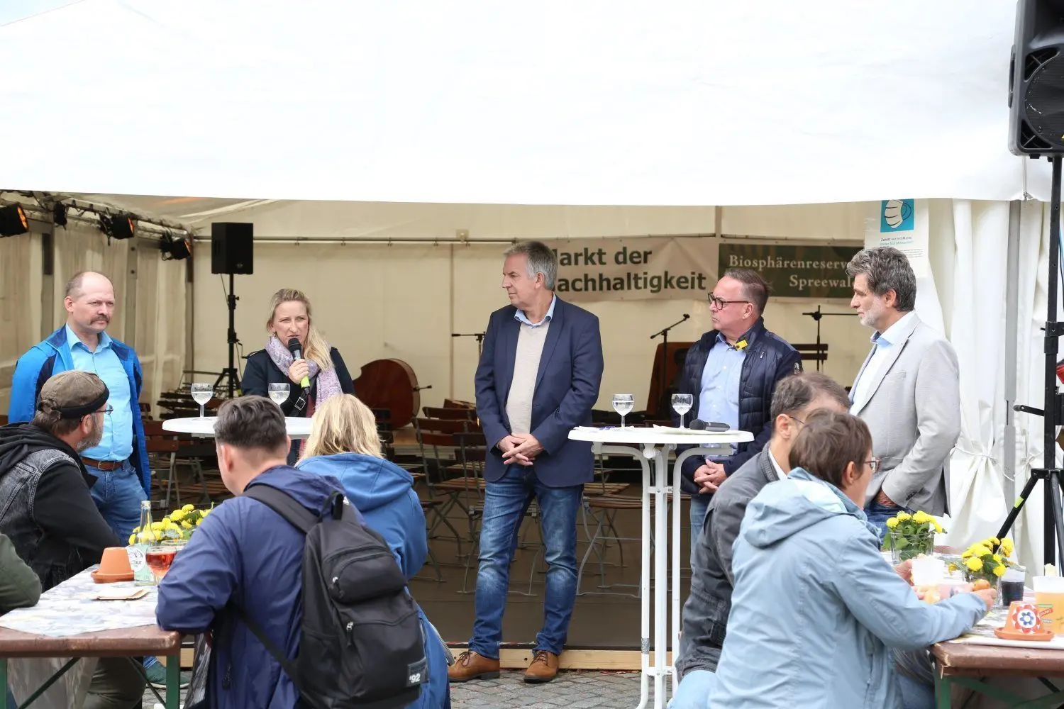 Auf einer Podiumsdiskussion sprachen Michael Petschick (stellvertretender Leiter Biosphärenreservat Spreewald und Landwirt), Melanie Kossatz (Geschäftsführerin Spreewaldverein), Michael Jakobs (Geschäftsführer WIS Lübbenau), Helmut Wenzel (Bürgermeister Lübbenau) und Eugen Nowak (Leiter Biosphärenreservat Spreewald) darüber, wie sich ein nachhaltiger Lebensstil im Alltag umsetzen lässt.