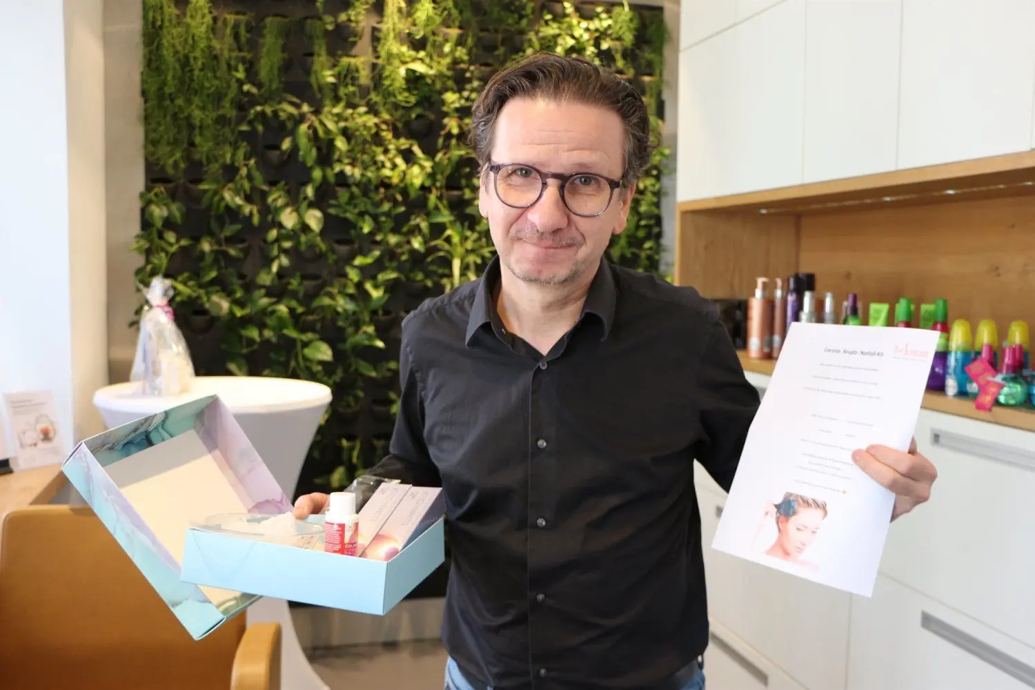 Hoyerswerdas Friseur-Unternehmer Heiko Schneider und sein Team verschickt jetzt Corona-Nachfärbe-Kits an seine Kunden.