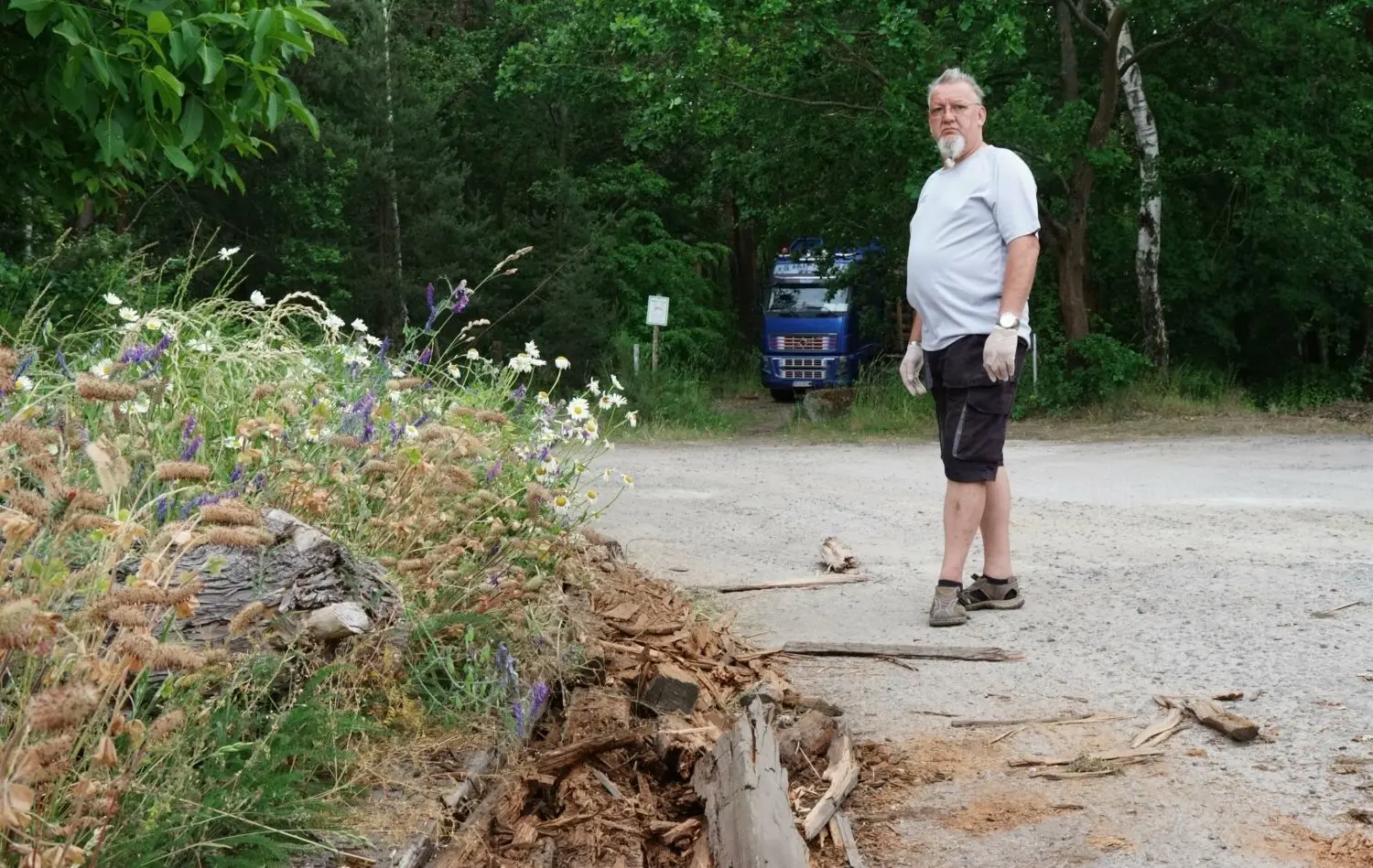 Jörg Muthke vor den kaputten dicken Eisenbahnschwellen aus Holz, die einmal als Grundstücksbegrenzung dienten. Große Holzlaster, die ganz in der Nähe seines Grundstücks aus dem Spremberger Stadtwald kommen, seien über die Schwellen gefahren.