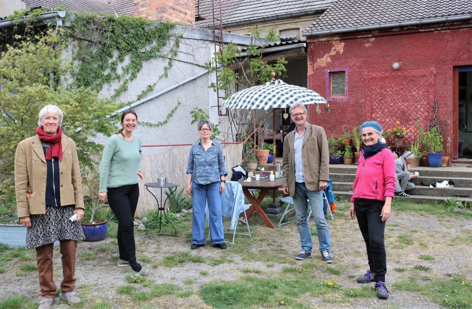 Im Atelierhof freut man sich mit Iris Stöber (li) und Antonia Schui (re) auf die Sanierung