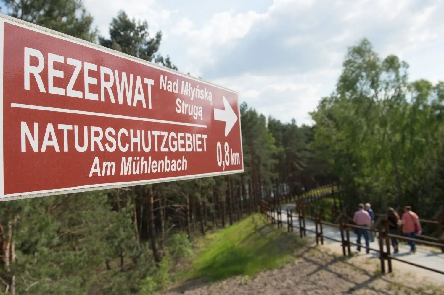 Spaziergänger im Geopark Muskauer Faltenbogen in Leknica (Polen): Der grenzübergreifende Park trägt seit November 2015 den Titel „Unesco Global Geopark“. Die Urkundenübergabe fand im Mai 2016 statt.