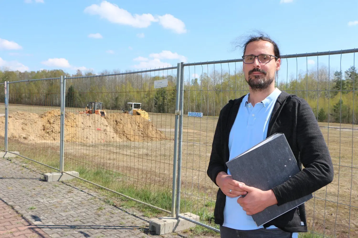 Muss bis Ende 2022 in Lauchhammer Ost absiedeln: Jan Kemnitz, Firmen-Chef der K und K Transportgesellschaft mit 50 Mitarbeitern, baut jetzt in Lauchhammer Süd im Gewerbepark (Salzseestraße) vis-a-vis von Vestas eine neue Gewerbehalle samt Stellplätze für 65 Lkw.