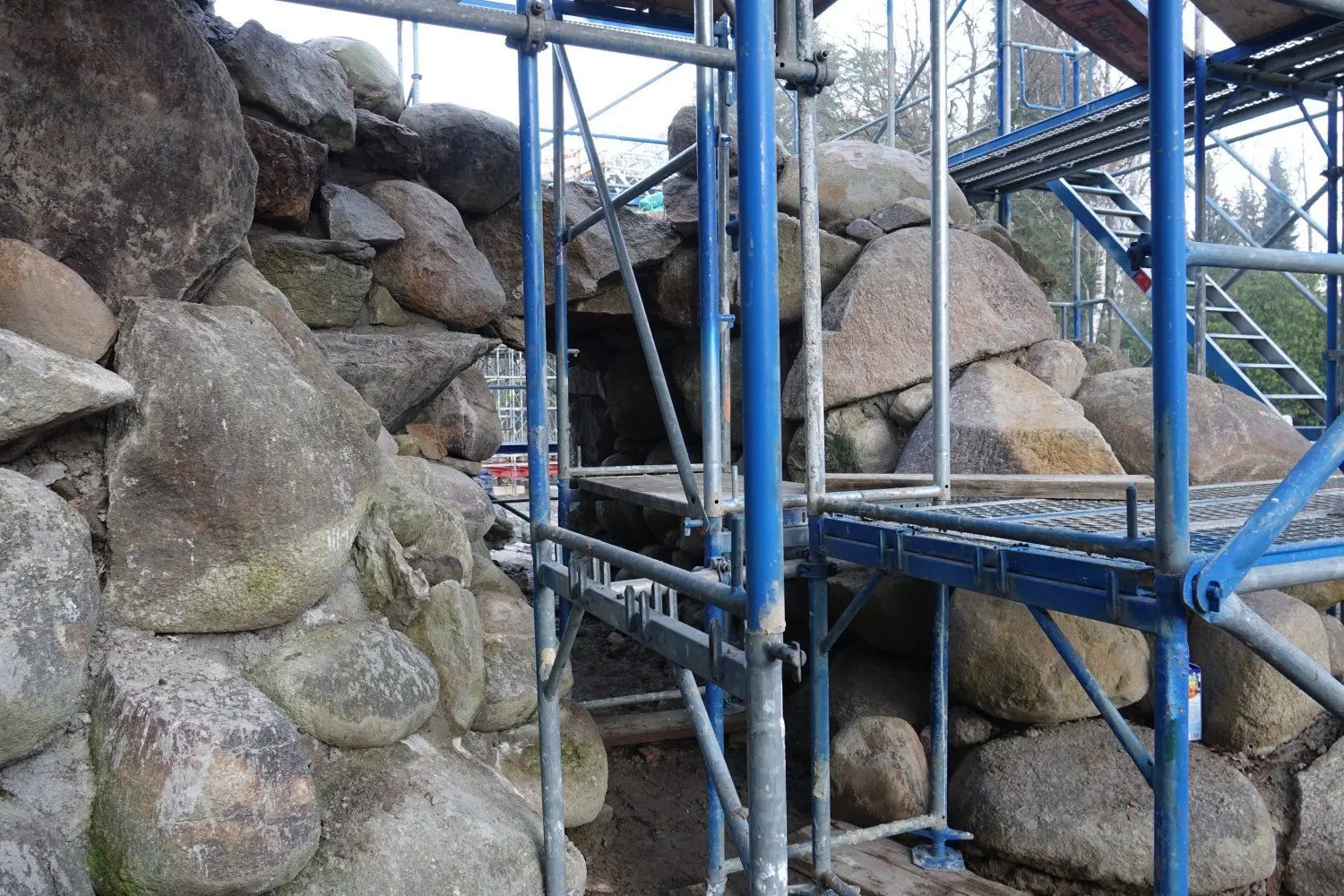 Der erste Durchgang bei der Grotte ist bereits zu erkennen.
