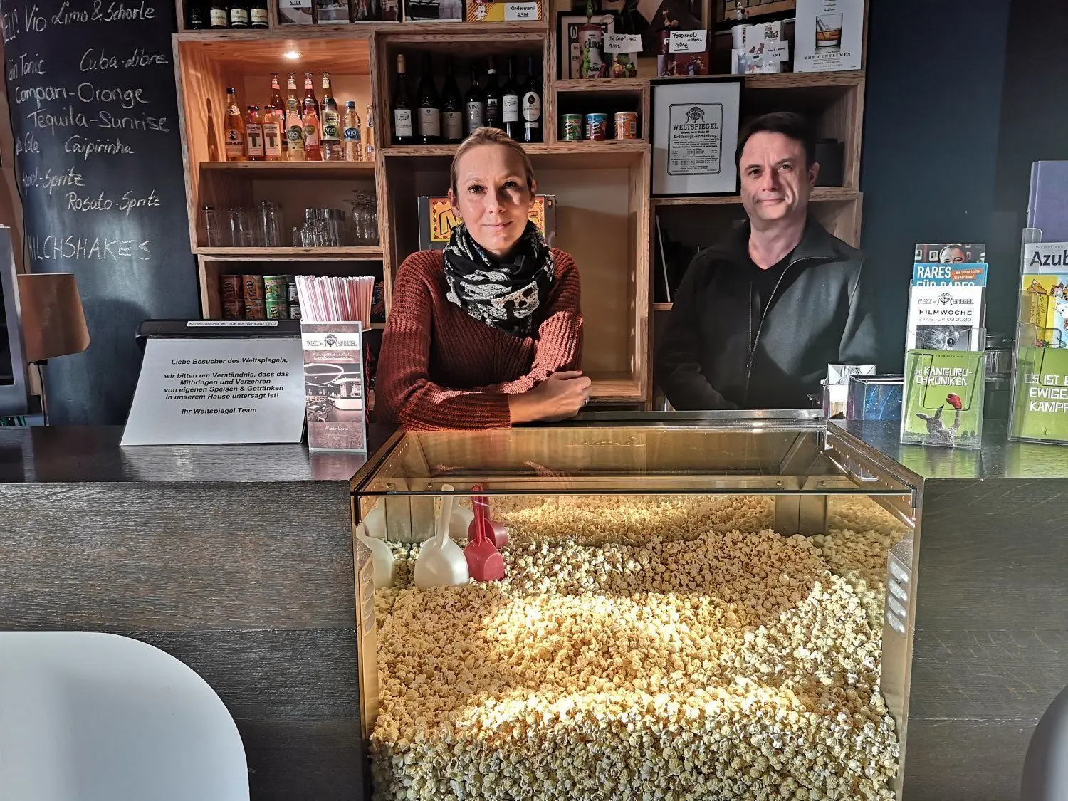 Kerstin Adam und Ralf Zarnoch, die neue Betreiberin und der alte Betreiber des Weltspiegel in Cottbus, kämpfen um jeden Kino-Besucher.